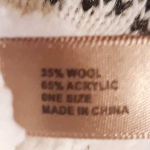 TPO Checkered Wool Blend Mittens with Sherpa Lining + Knit Snowflake Bag - Picture 8 of 12